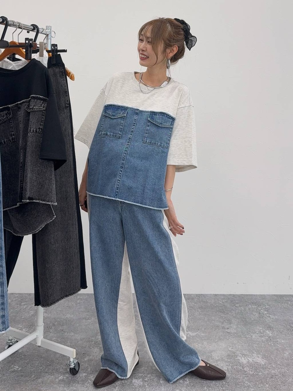 ブラウン系のパンプス、ベージュ系のシャツ/ブラウス、ブラウン系のシャツ/ブラウスを着用したレディースの夏コーディネートの2枚目の写真