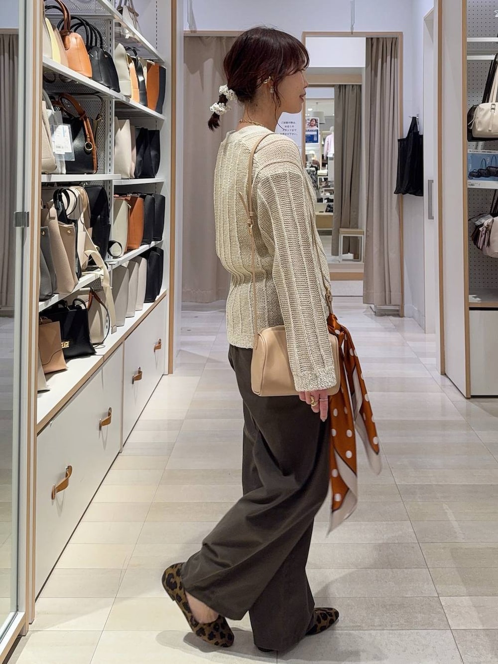 その他のパンプス、ブラウン系のその他パンツ、ベージュ系のショルダーバッグを着用したレディースの春コーディネートの3枚目の写真