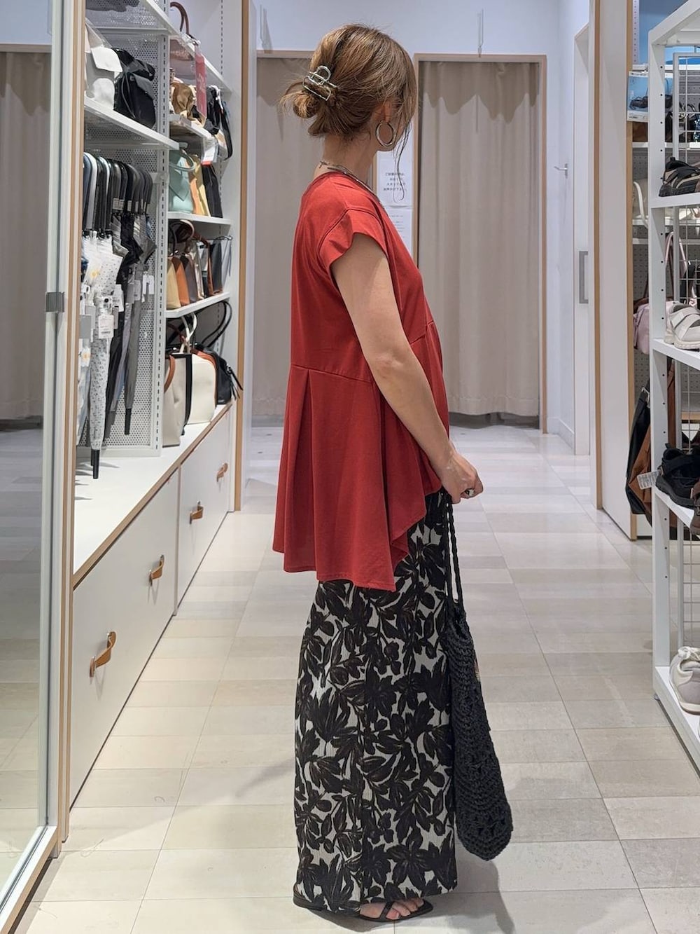 ベージュ系のその他パンツ、レッド系のTシャツ/カットソー、ブラック系のトートバッグを着用したレディースの夏コーディネートの5枚目の写真