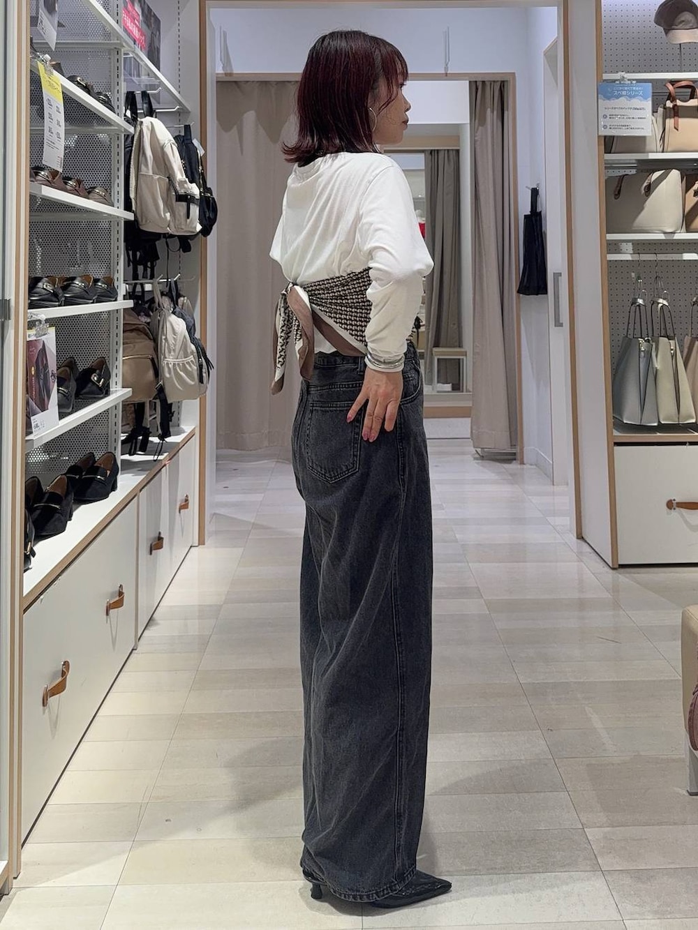 ピンク系のシャツ/ブラウス、ブラック系のボストンバッグ、ブラウン系のベストを着用したレディースの秋コーディネートの8枚目の写真