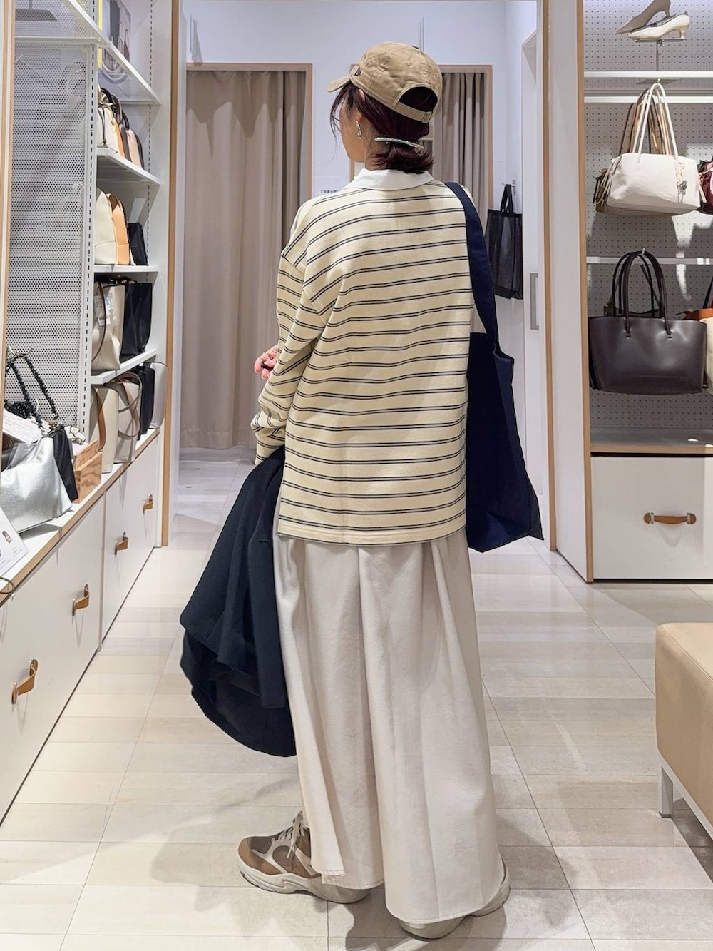 ベージュ系のスカート、ブラウン系のその他シューズ、ブルー系のトートバッグを着用したレディースの冬コーディネートの9枚目の写真