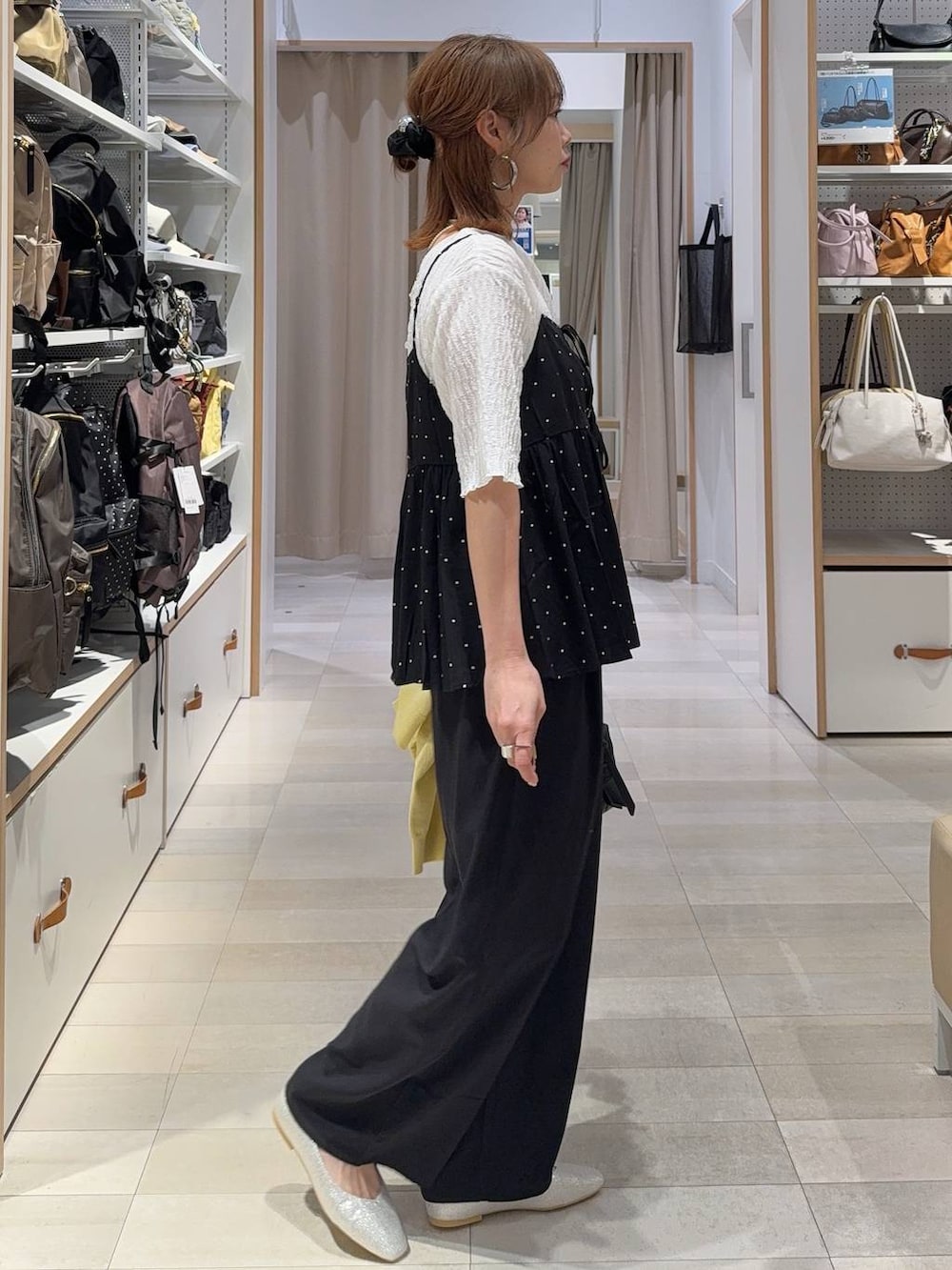 ベージュ系のパンプス、イエロー系のカーディガン/ボレロ、ブラック系のその他パンツを着用したレディースの春コーディネートの7枚目の写真