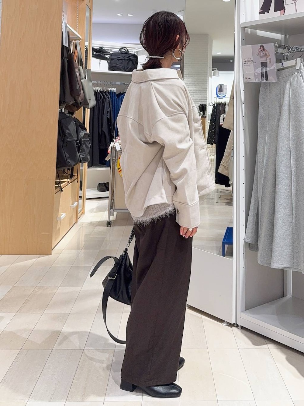 ブラック系のブーツ、ベージュ系のテーラードジャケット、ブラウン系のその他パンツを着用したレディースの冬コーディネートの4枚目の写真