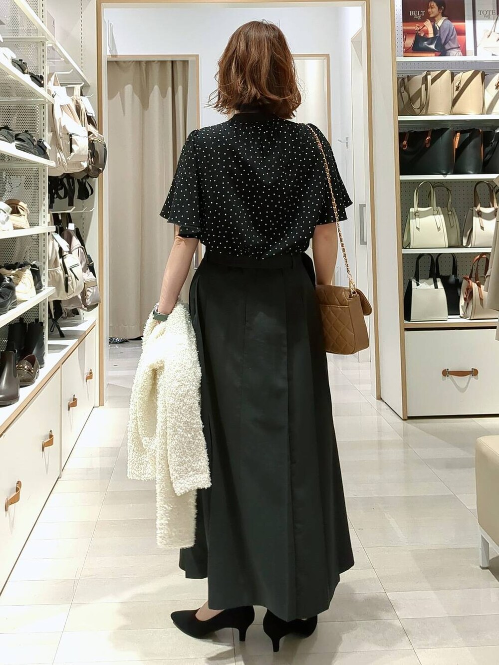 ベージュ系のショルダーバッグ、その他のパンプス、その他のシャツ/ブラウスを着用したレディースの春コーディネートの7枚目の写真