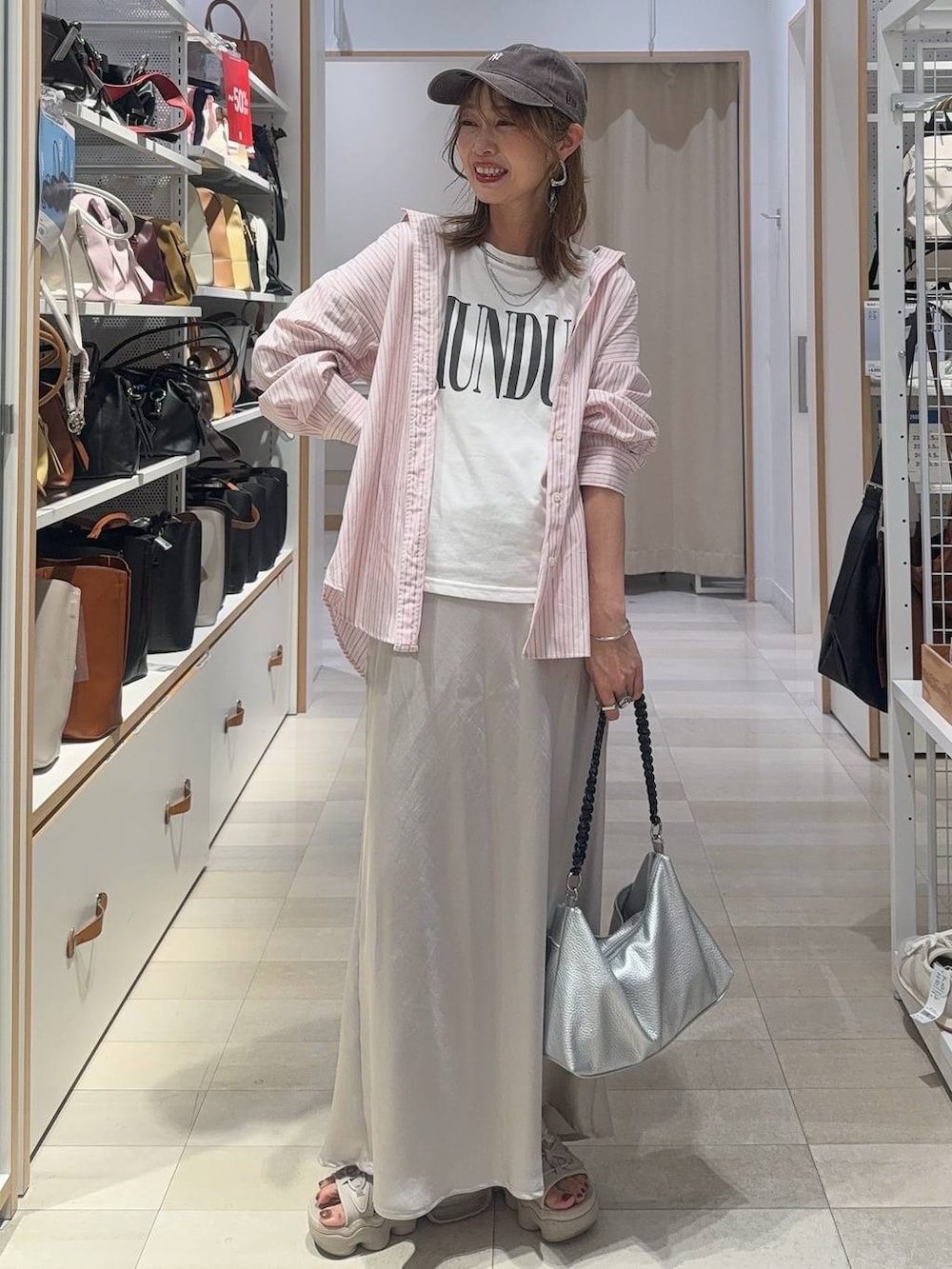 ピンク系のシャツ/ブラウス、グレー系のスカート、ホワイト系のTシャツ/カットソーを着用したレディースの夏コーディネートの2枚目の写真