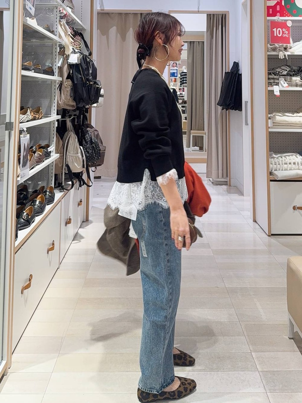 その他のパンプス、ブルー系のデニムパンツ、ブラウン系のチェスターコートを着用したレディースの冬コーディネートの7枚目の写真