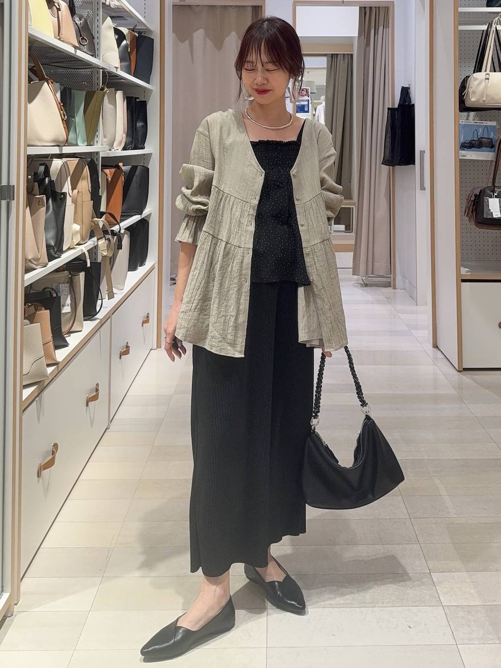 シルバー系のパンプス、ホワイト系のTシャツ/カットソー、ブルー系のデニムジャケットを着用したレディースの春コーディネートの5枚目の写真