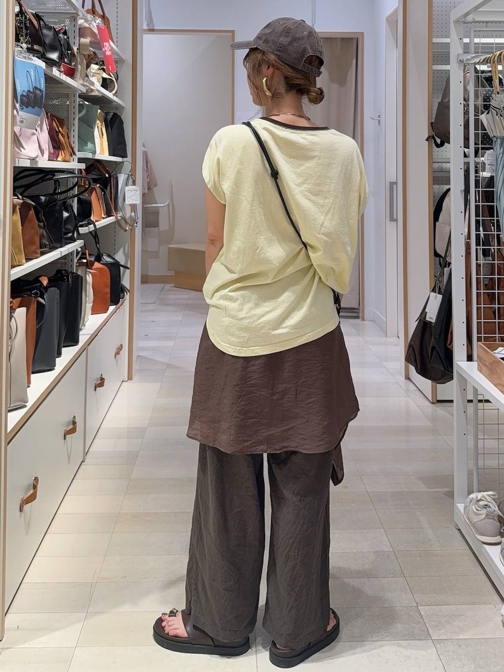 ブラウン系のその他パンツ、ブラウン系のシャツ/ブラウス、ブラウン系のサンダルを着用したレディースの夏コーディネートの7枚目の写真