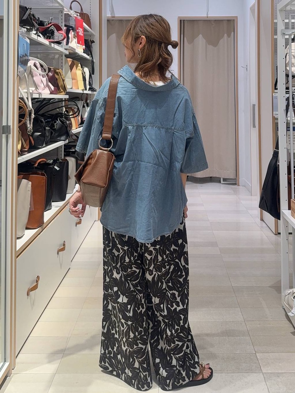 ベージュ系のその他パンツ、ホワイト系のタンクトップ、ブルー系のシャツ/ブラウスを着用したレディースの夏コーディネートの8枚目の写真