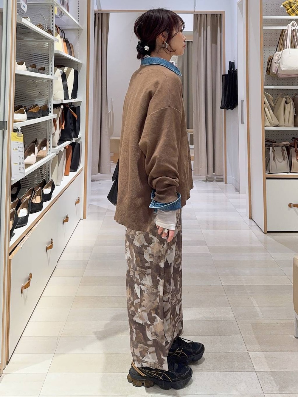 ブラウン系のニット/セーター、ホワイト系のTシャツ/カットソー、ブルー系のシャツ/ブラウスを着用したレディースの冬コーディネートの8枚目の写真