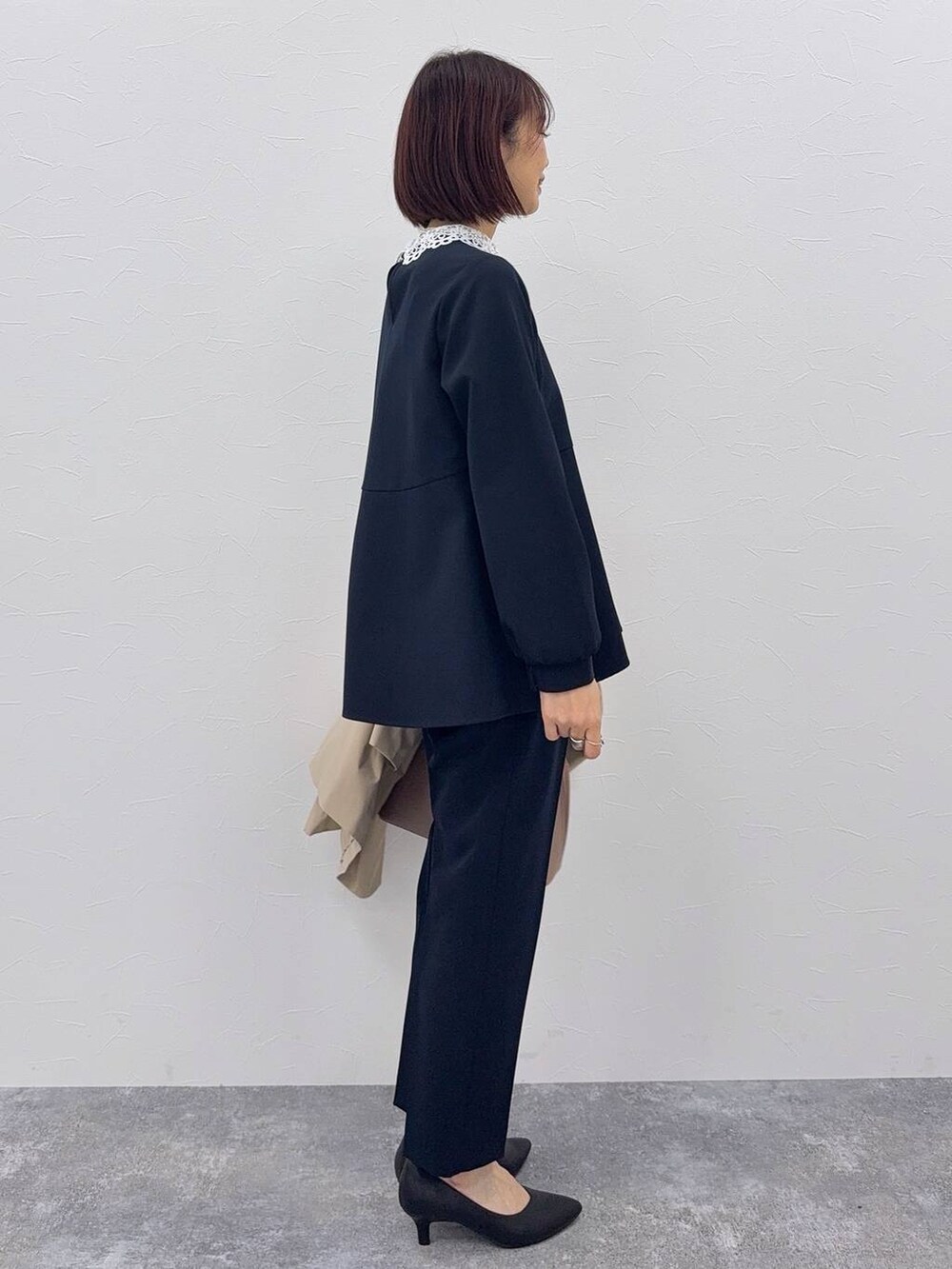 ブルー系のセットアップを着用したレディースの秋コーディネートの2枚目の写真