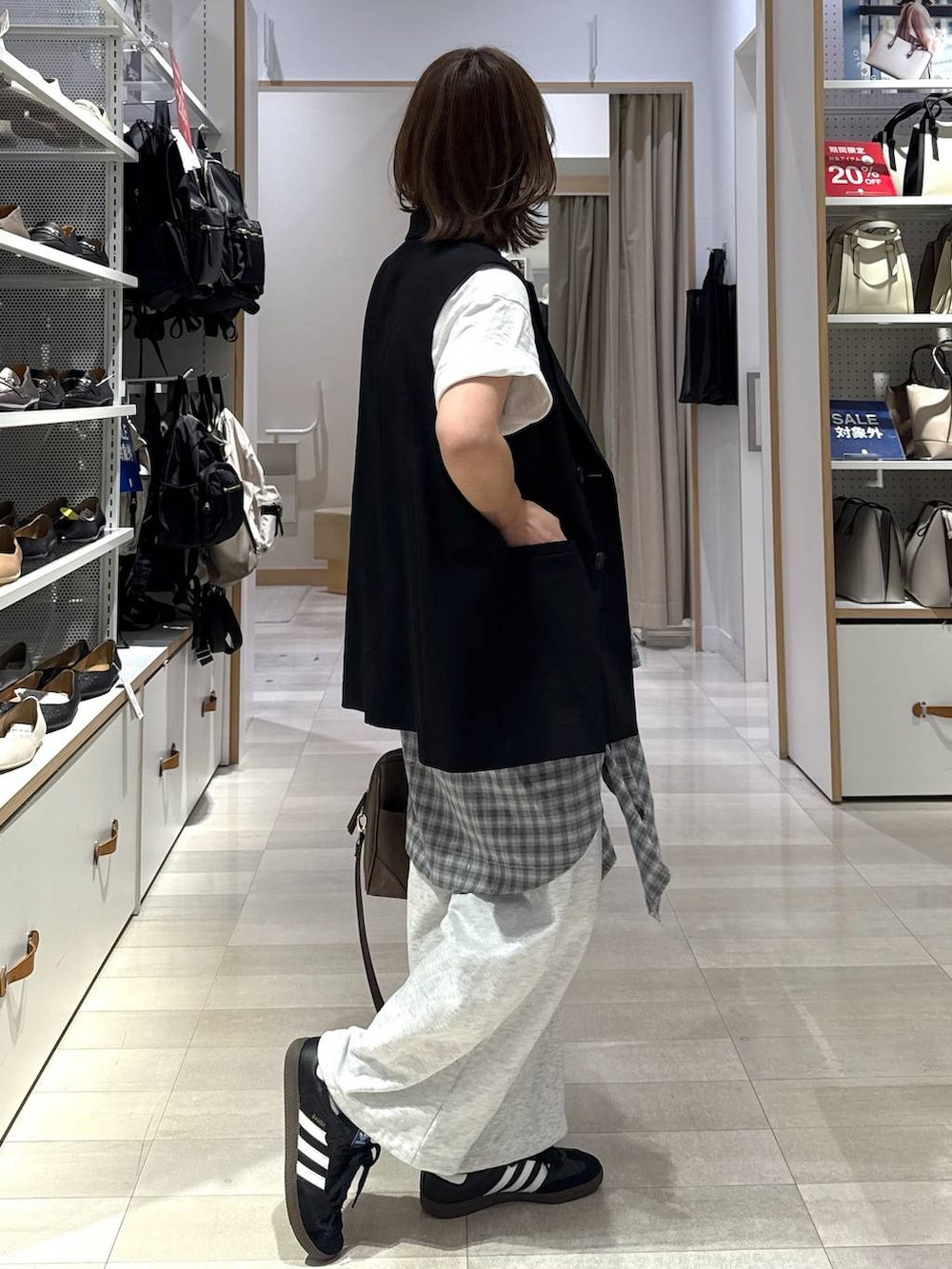 「GLOBAL WORK、きれいめ、ベーシック/シンプル、着痩せ・細見え、ママコーデ、体型カバー、カジュアル」｜「LOWRYS FARMのコードマルチＷＡＹネックレス　137241（ネックレス、その他）」を使った、せこ子さん（レディース・159cm）の春コーディネートの6枚目の写真
