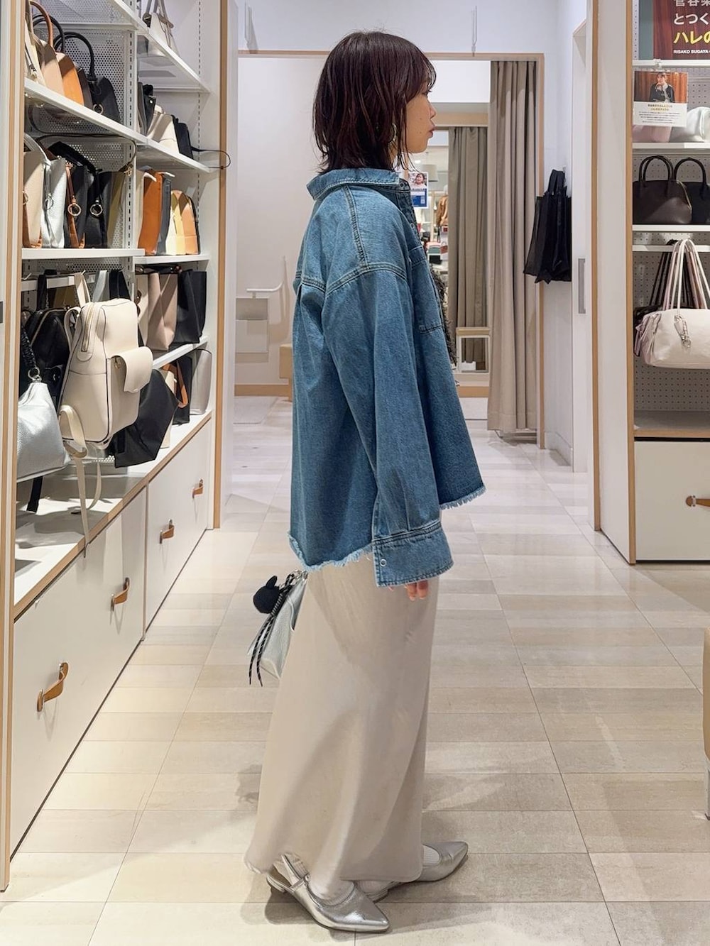 ピンク系のTシャツ/カットソー、ブルー系のシャツ/ブラウス、グレー系のスカートを着用したレディースの冬コーディネートの6枚目の写真