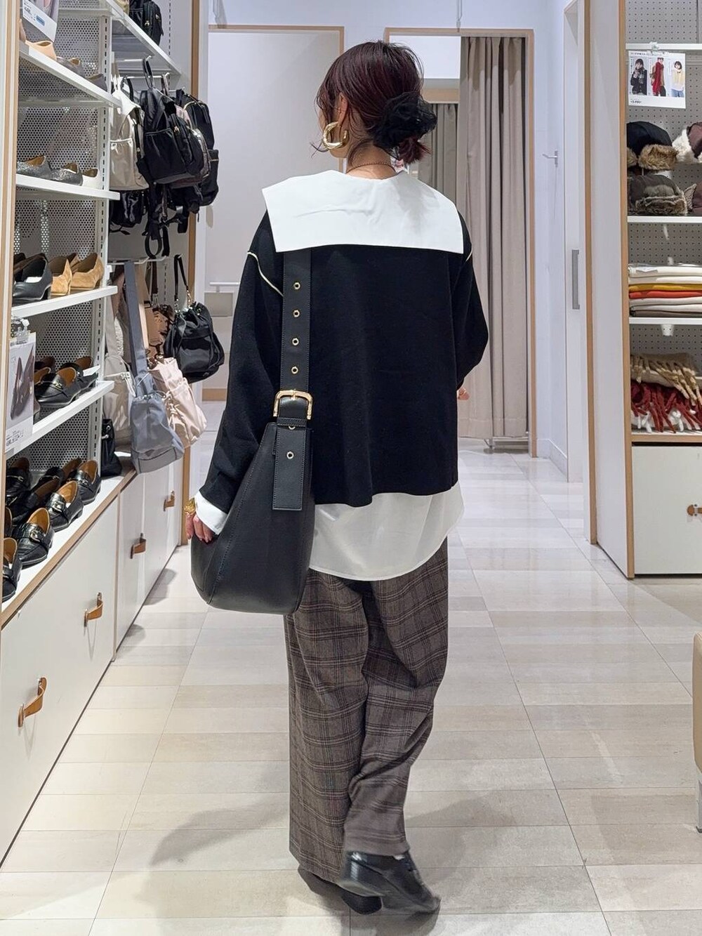 ブラック系のショルダーバッグ、ブラック系のワンピース、ブラウン系のその他パンツを着用したレディースの冬コーディネートの8枚目の写真