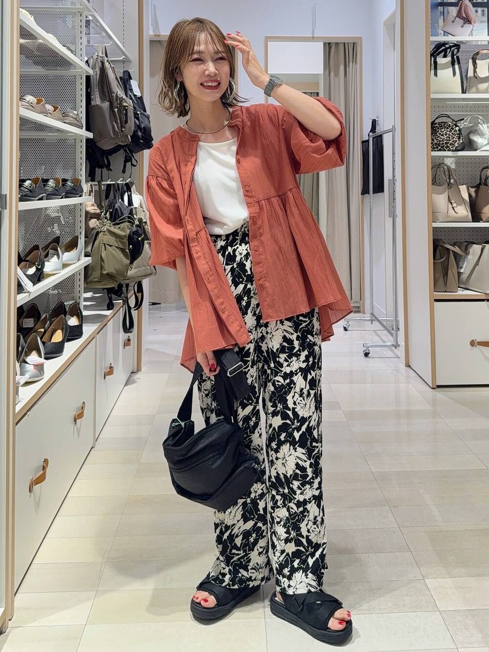 ブラック系のサンダル、ブラック系のショルダーバッグ、シルバー系のネックレスを着用したレディースの春コーディネートの5枚目の写真