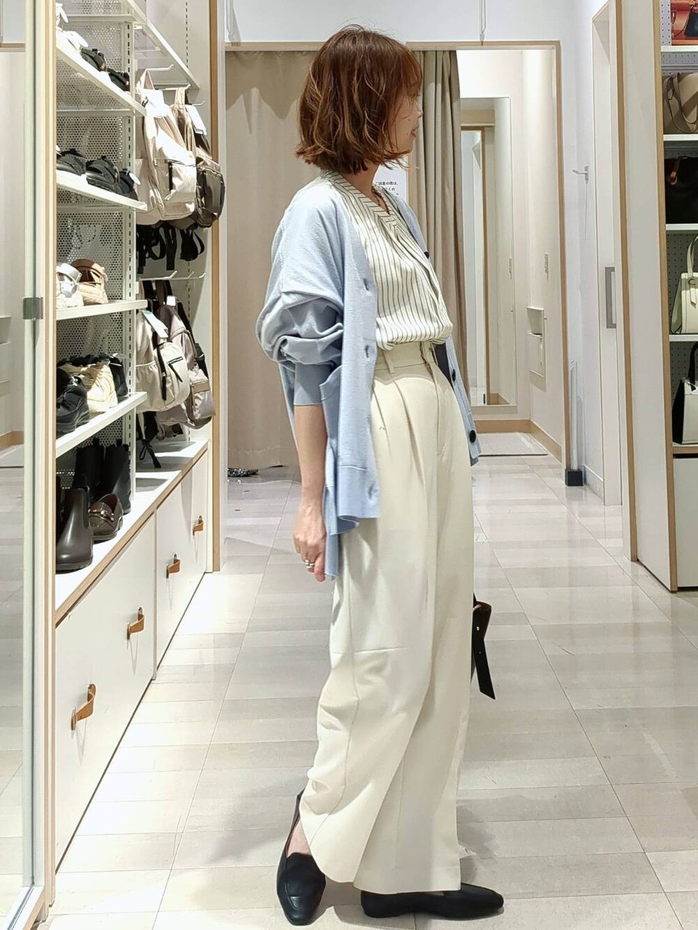 ホワイト系のその他パンツ、ブラック系のその他シューズ、ブラック系のショルダーバッグを着用したレディースの春コーディネートの3枚目の写真