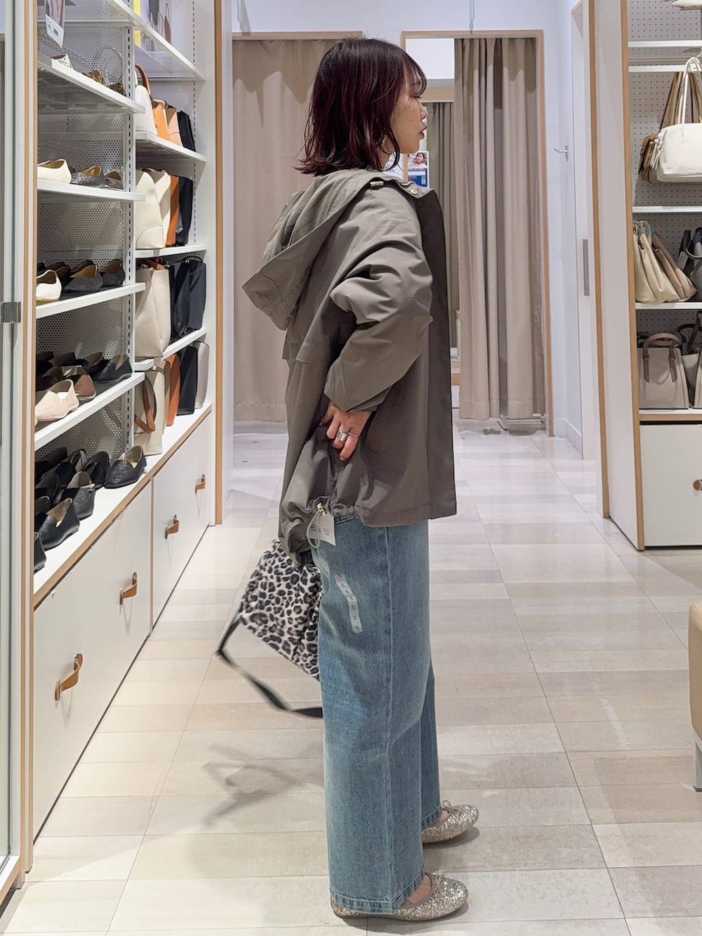 ブラック系のバレエシューズ、その他のトートバッグ、ブルー系のデニムパンツを着用したレディースの春コーディネートの4枚目の写真