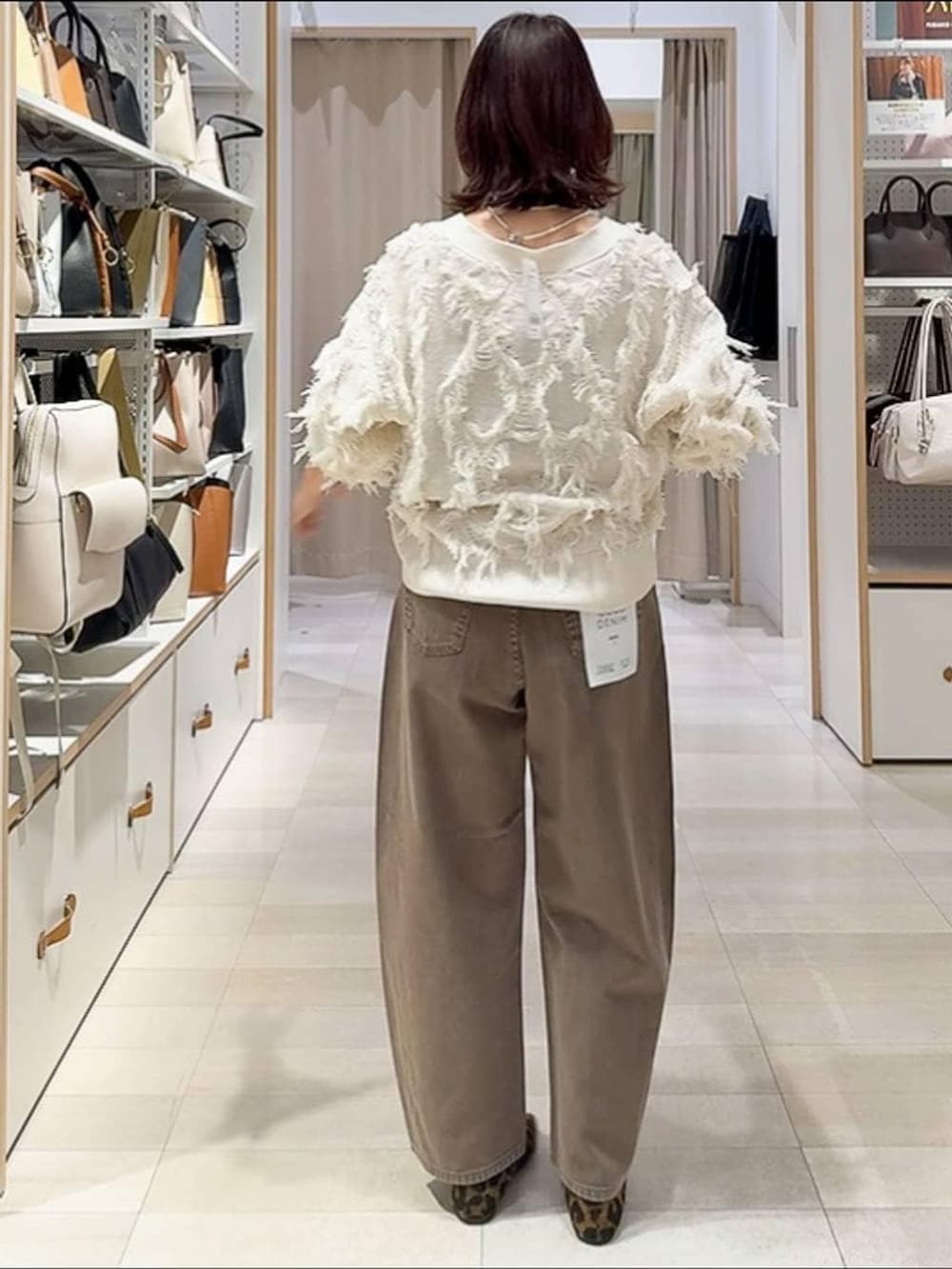 その他のパンプス、ブラック系のブルゾン、ブラウン系のデニムパンツを着用したレディースの冬コーディネートの8枚目の写真