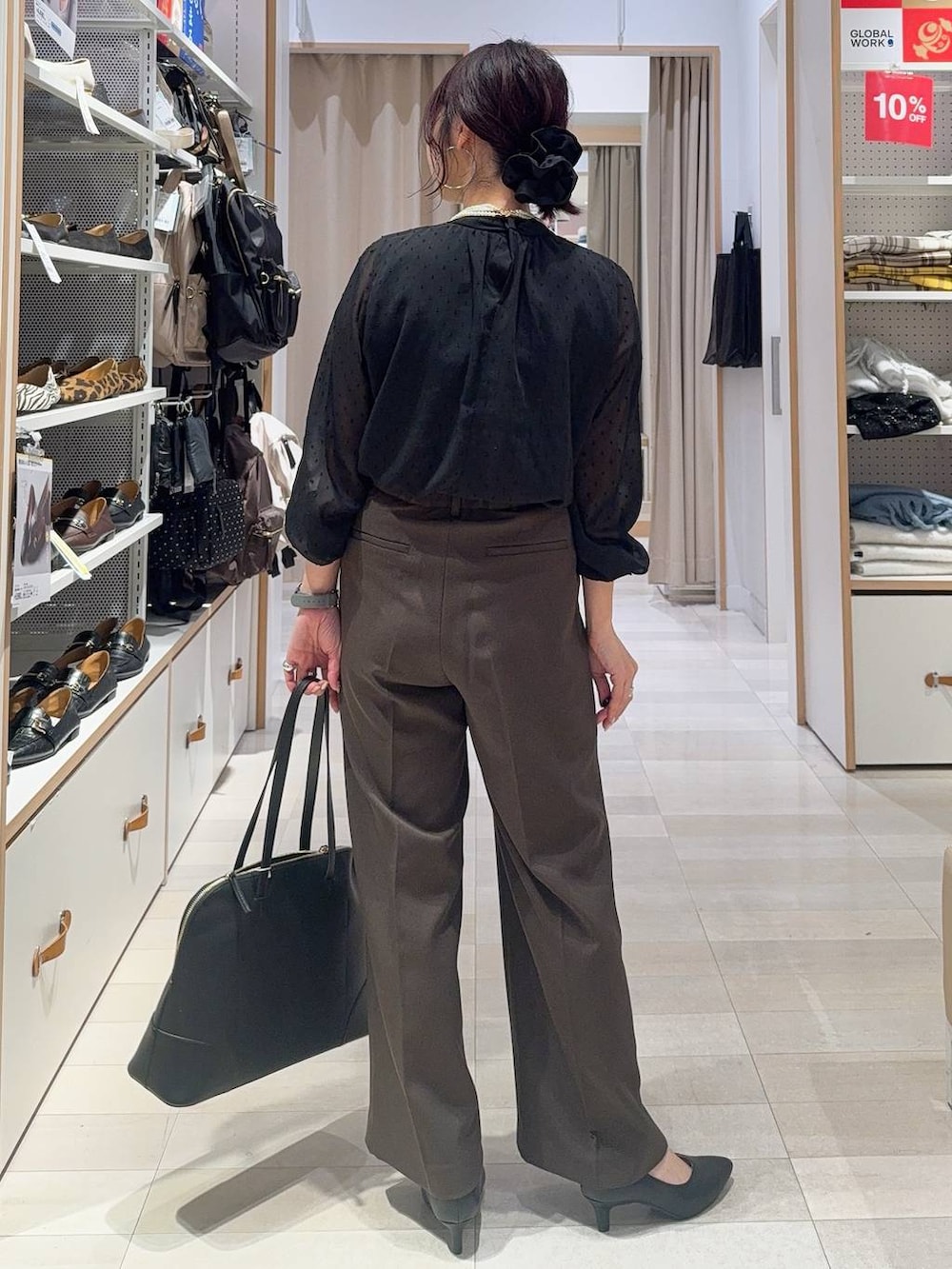 ブラック系のパンプス、ブラック系のシャツ/ブラウス、ブラウン系のテーラードジャケットを着用したレディースの冬コーディネートの6枚目の写真