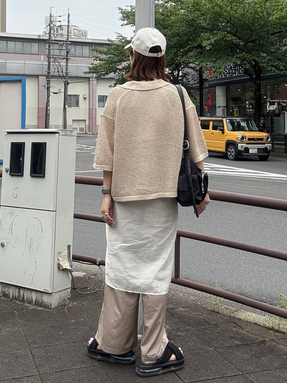 ベージュ系のその他パンツ、ブラック系のショルダーバッグ、ホワイト系のシャツ/ブラウスを着用したレディースの春コーディネートの4枚目の写真