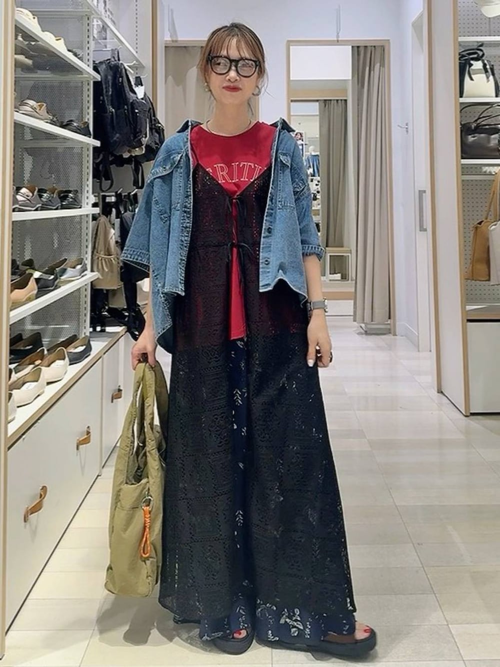 ホワイト系のTシャツ/カットソー、ブルー系のシャツ/ブラウス、ブラック系のスカートを着用したレディースの夏コーディネートの5枚目の写真