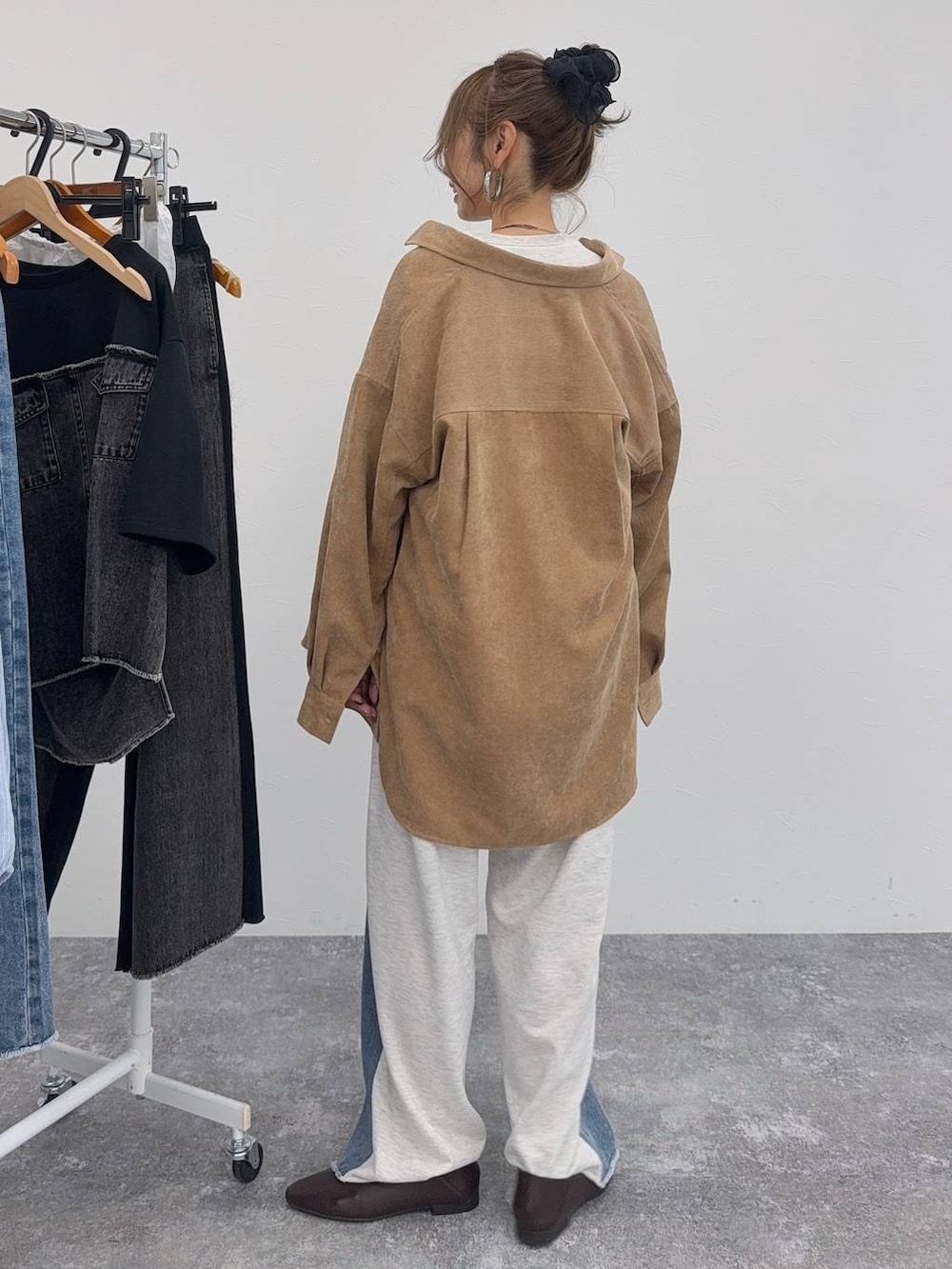 ブラウン系のパンプス、ベージュ系のシャツ/ブラウス、ブラウン系のシャツ/ブラウスを着用したレディースの夏コーディネートの7枚目の写真