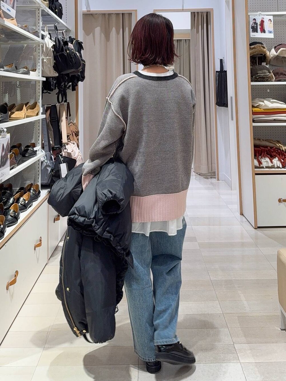 ブラック系のローファー、ブラック系のショルダーバッグ、ブラック系のダウンジャケット/コートを着用したレディースの冬コーディネートの9枚目の写真