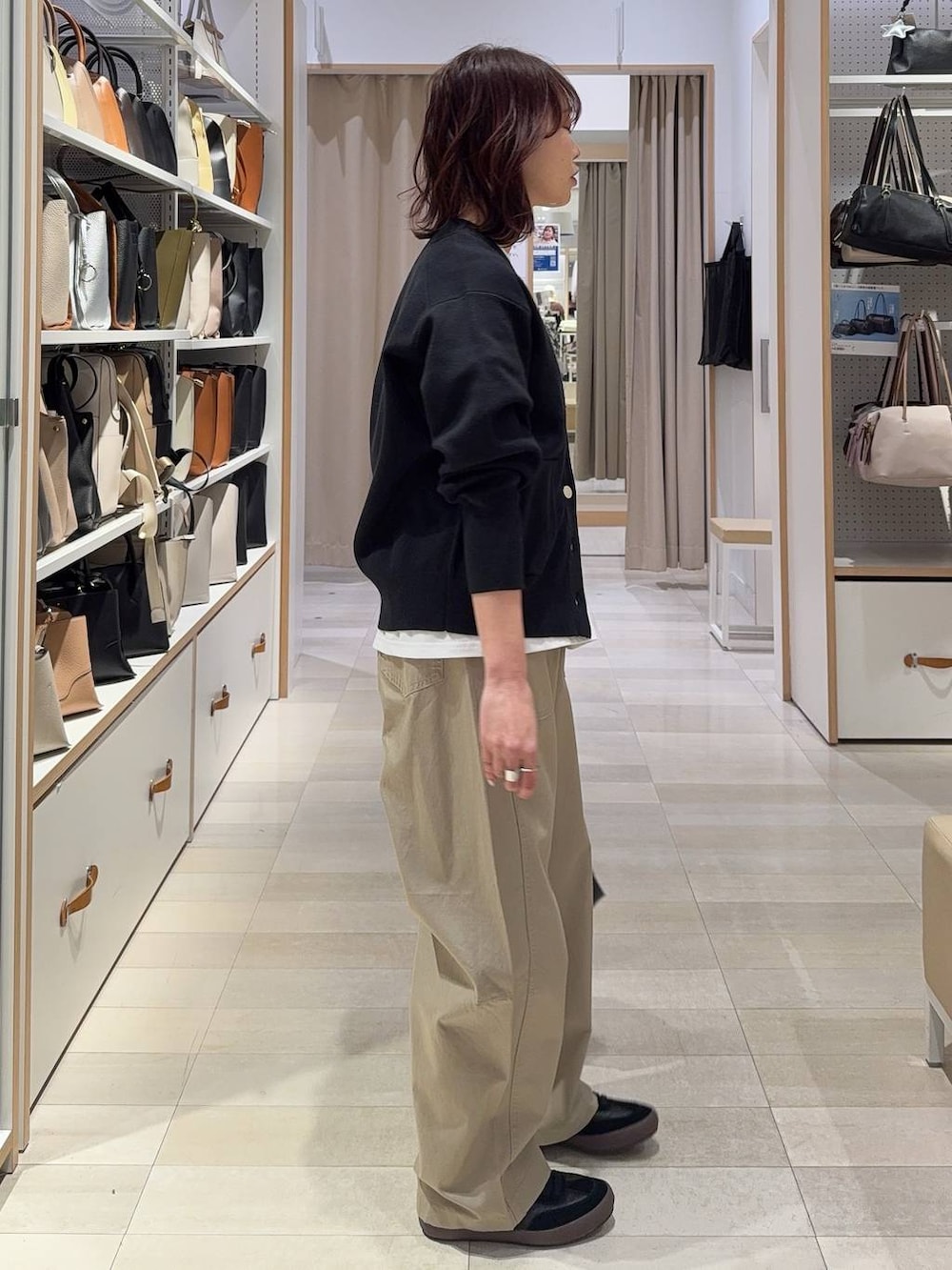 ブラック系のスニーカー、ブラック系のカーディガン/ボレロ、ベージュ系のその他パンツを着用したレディースの春コーディネートの7枚目の写真