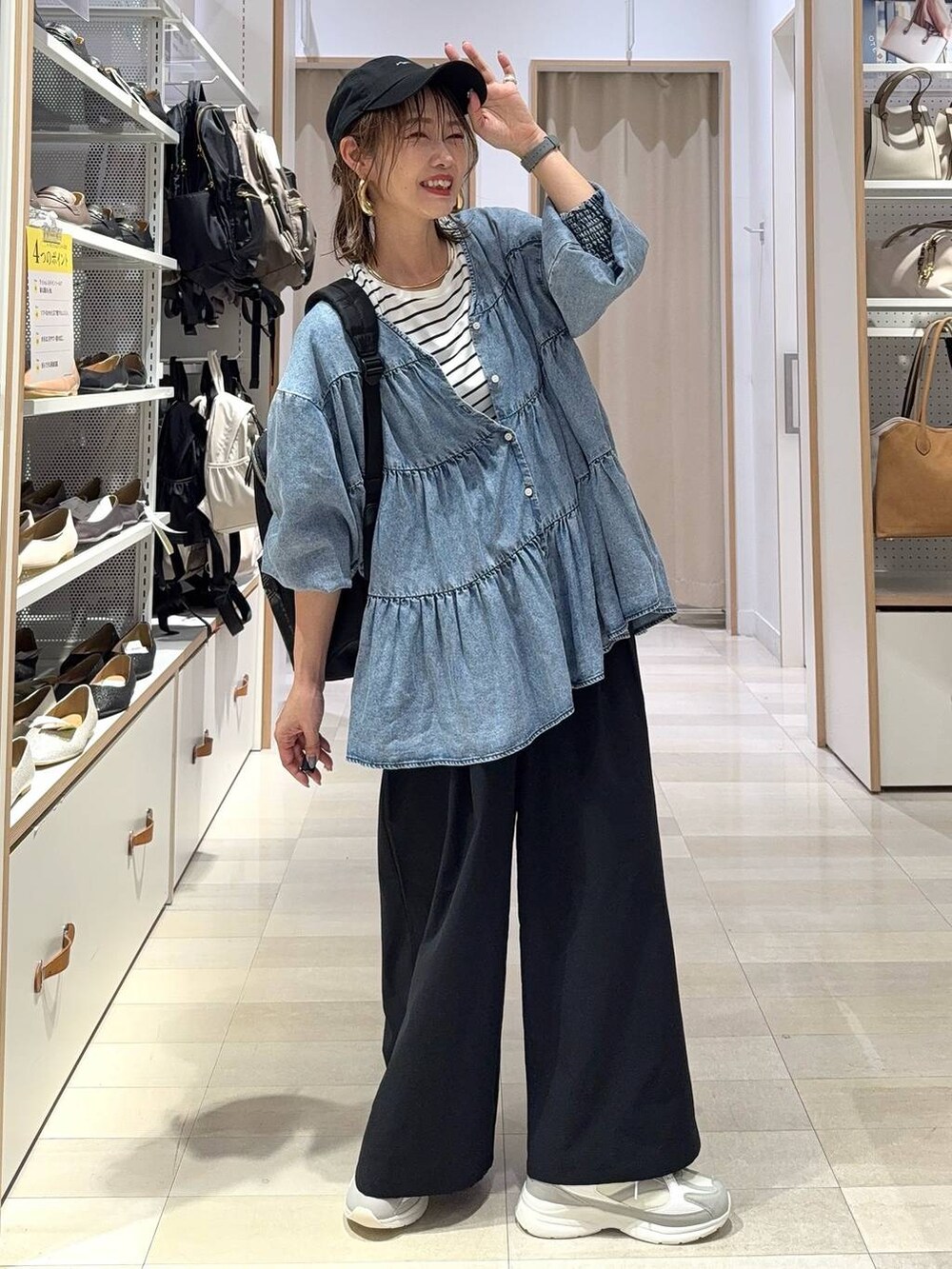 ブルー系のデニムパンツ、ブラック系のその他パンツ、ベージュ系のつなぎ/オールインワンを着用したレディースの夏コーディネートの7枚目の写真