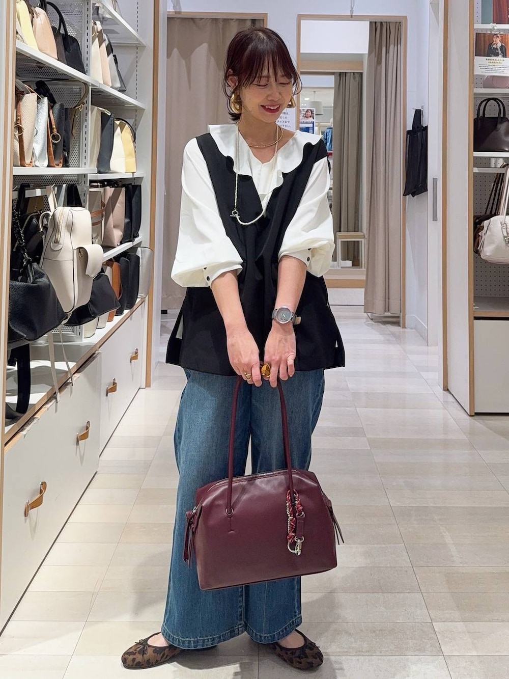 その他のパンプス、ブラック系のセットアップ、ベージュ系のトレンチコートを着用したレディースの冬コーディネートの4枚目の写真