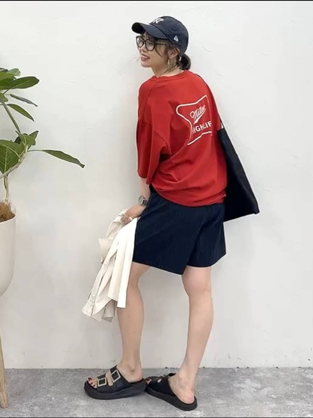 ブラック系のトートバッグ、ホワイト系のシャツ/ブラウス、ブルー系のその他パンツを着用したレディースの夏コーディネートの3枚目の写真