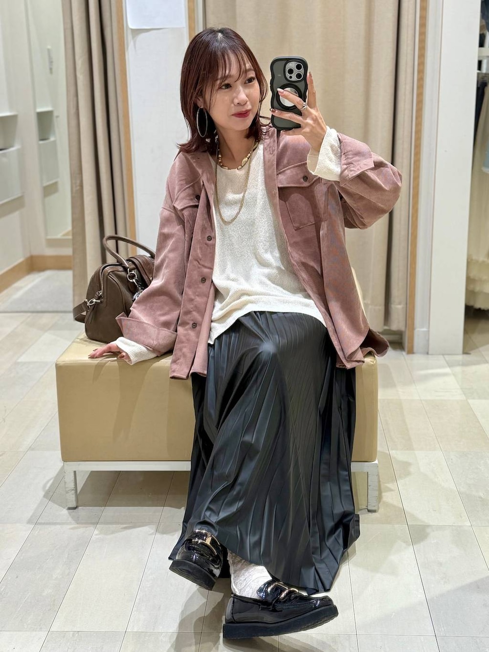 ブラック系のローファー、ブラック系のキャミソール、ピンク系のシャツ/ブラウスを着用したレディースの秋コーディネートの2枚目の写真