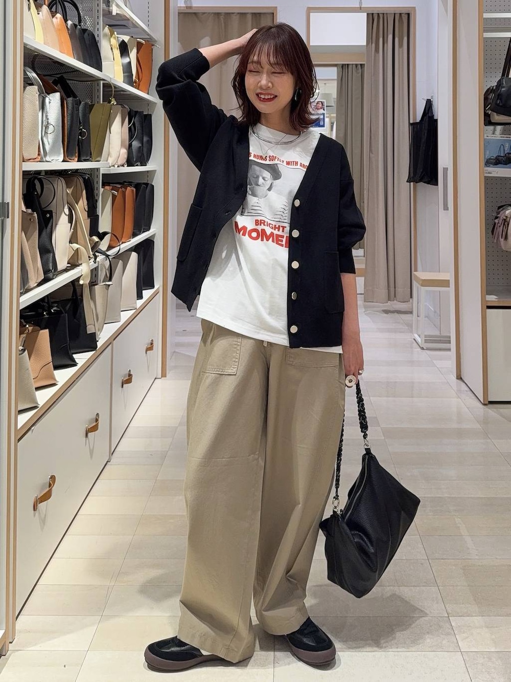 ブラック系のスニーカー、ブラック系のカーディガン/ボレロ、ベージュ系のその他パンツを着用したレディースの春コーディネートの2枚目の写真