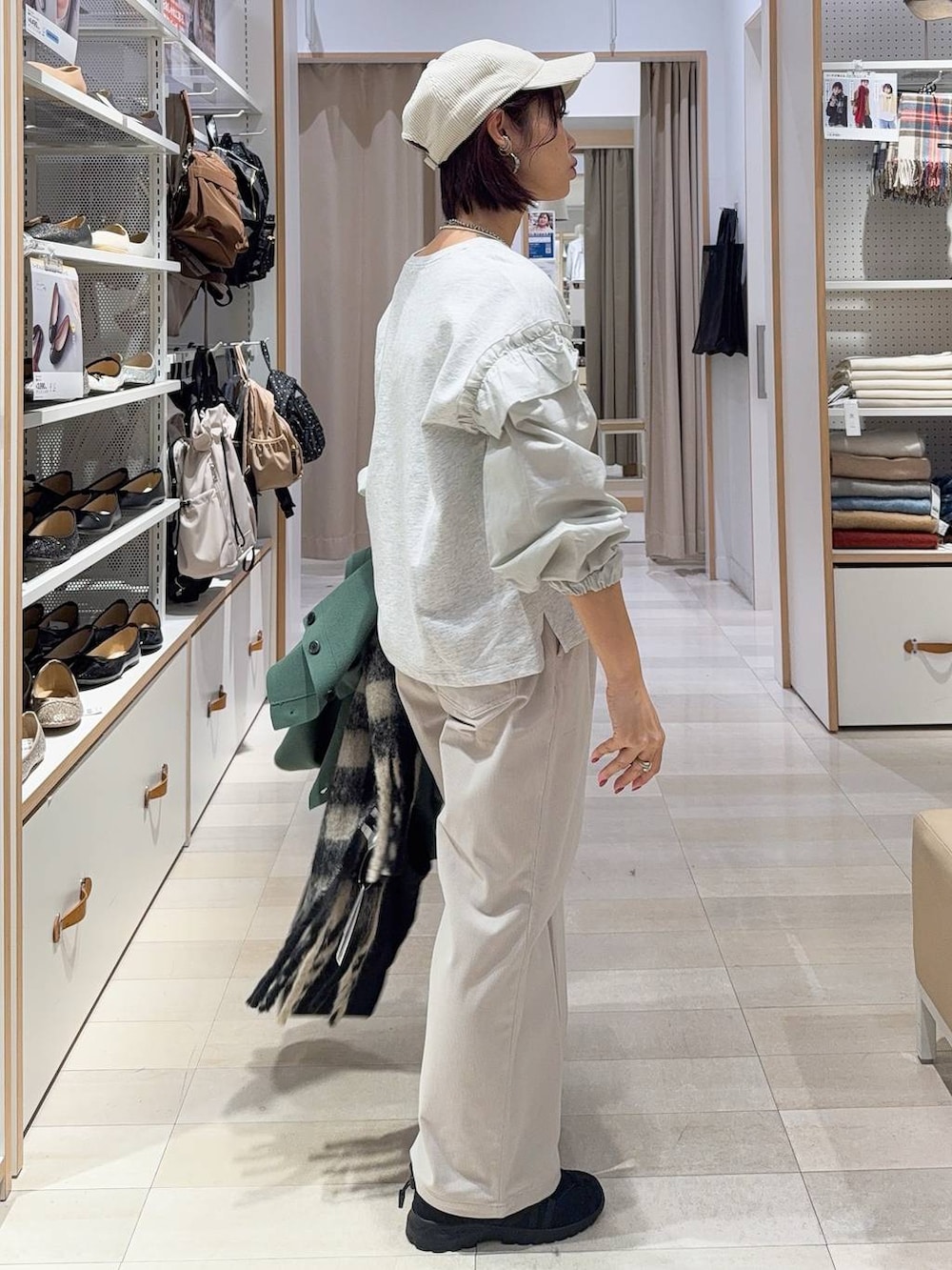 グリーン系のカーディガン/ボレロ、グレー系のその他パンツ、グレー系のトートバッグを着用したレディースの秋コーディネートの7枚目の写真