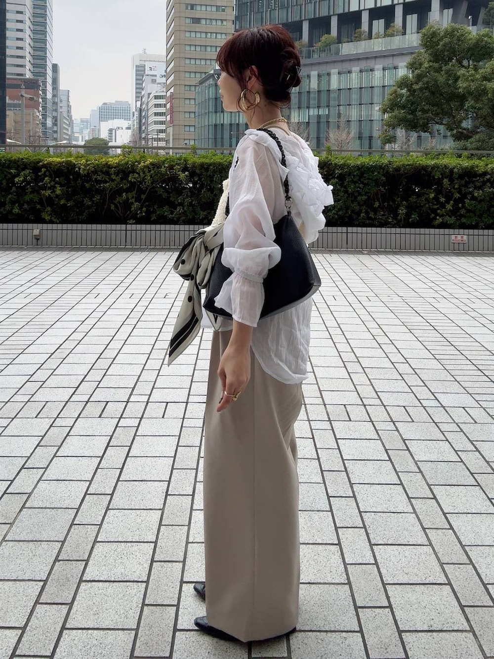 ホワイト系のキャミソール、ホワイト系のシャツ/ブラウス、ベージュ系のその他パンツを着用したレディースの冬コーディネートの8枚目の写真