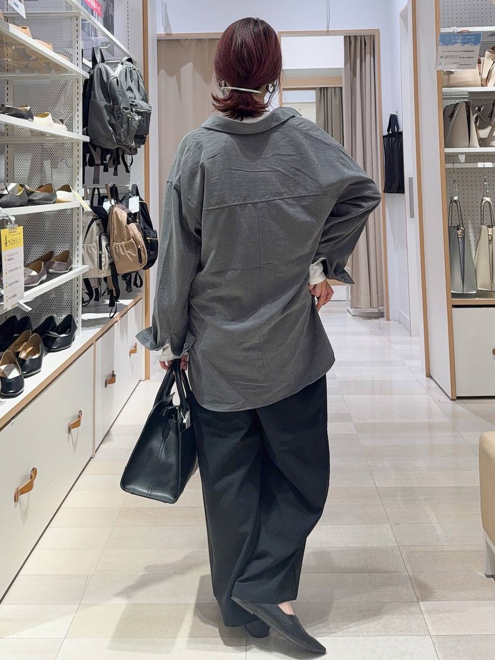 ブラック系のパンプス、ブラック系のその他パンツ、ブラック系のシャツ/ブラウスを着用したレディースの秋コーディネートの5枚目の写真