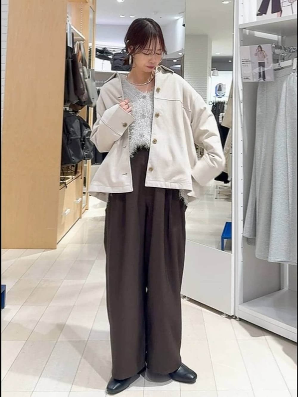 ブラック系のブーツ、ベージュ系のテーラードジャケット、ブラウン系のその他パンツを着用したレディースの冬コーディネートの2枚目の写真