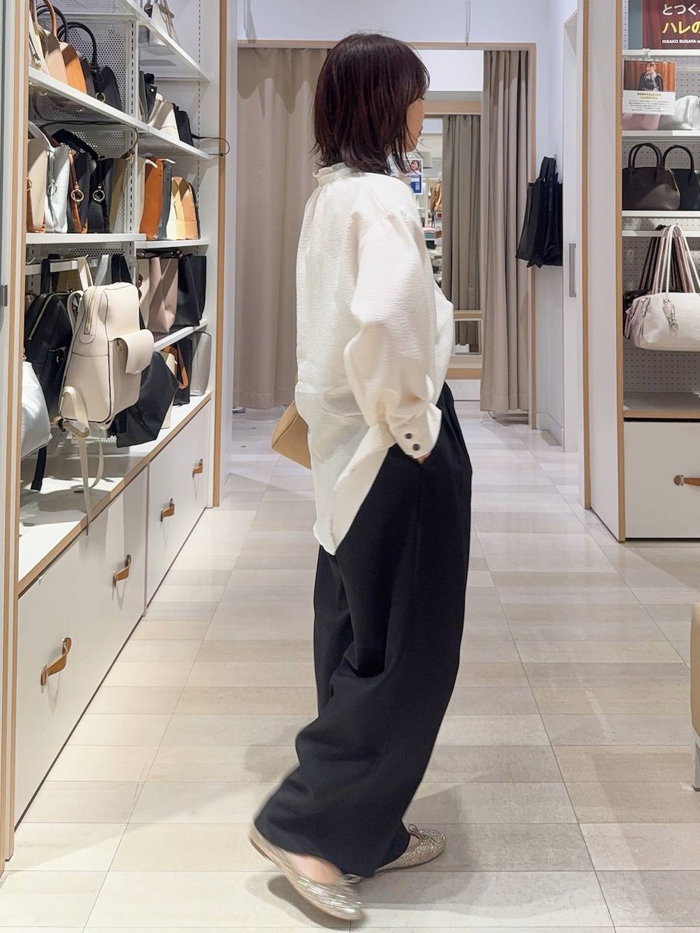 ゴールド系のバレエシューズ、ホワイト系のシャツ/ブラウス、ブラック系のその他パンツを着用したレディースの春コーディネートの5枚目の写真