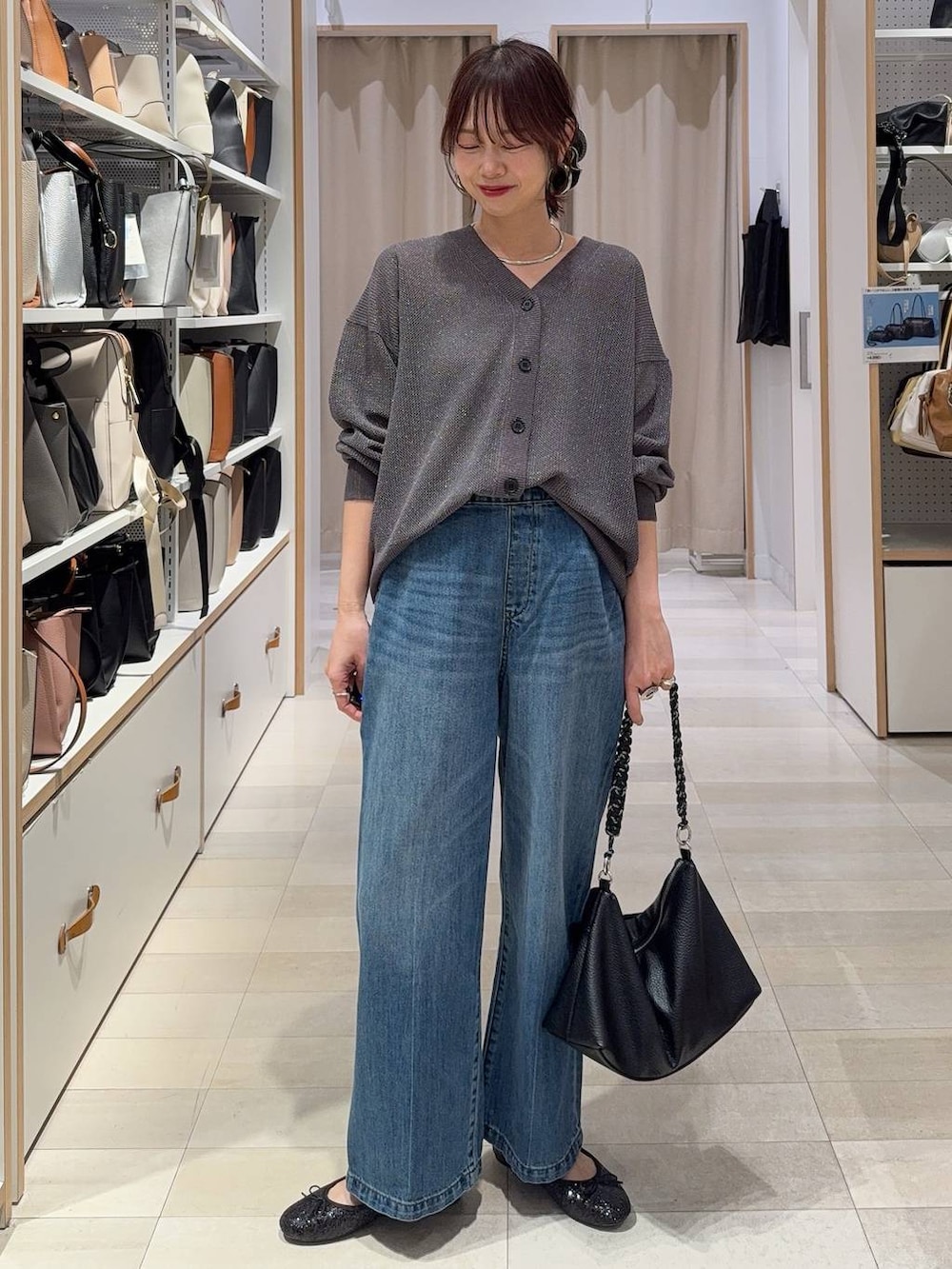 ブラック系のバレエシューズ、ブラック系のスカート、シルバー系のネックレスを着用したレディースの春コーディネートの2枚目の写真