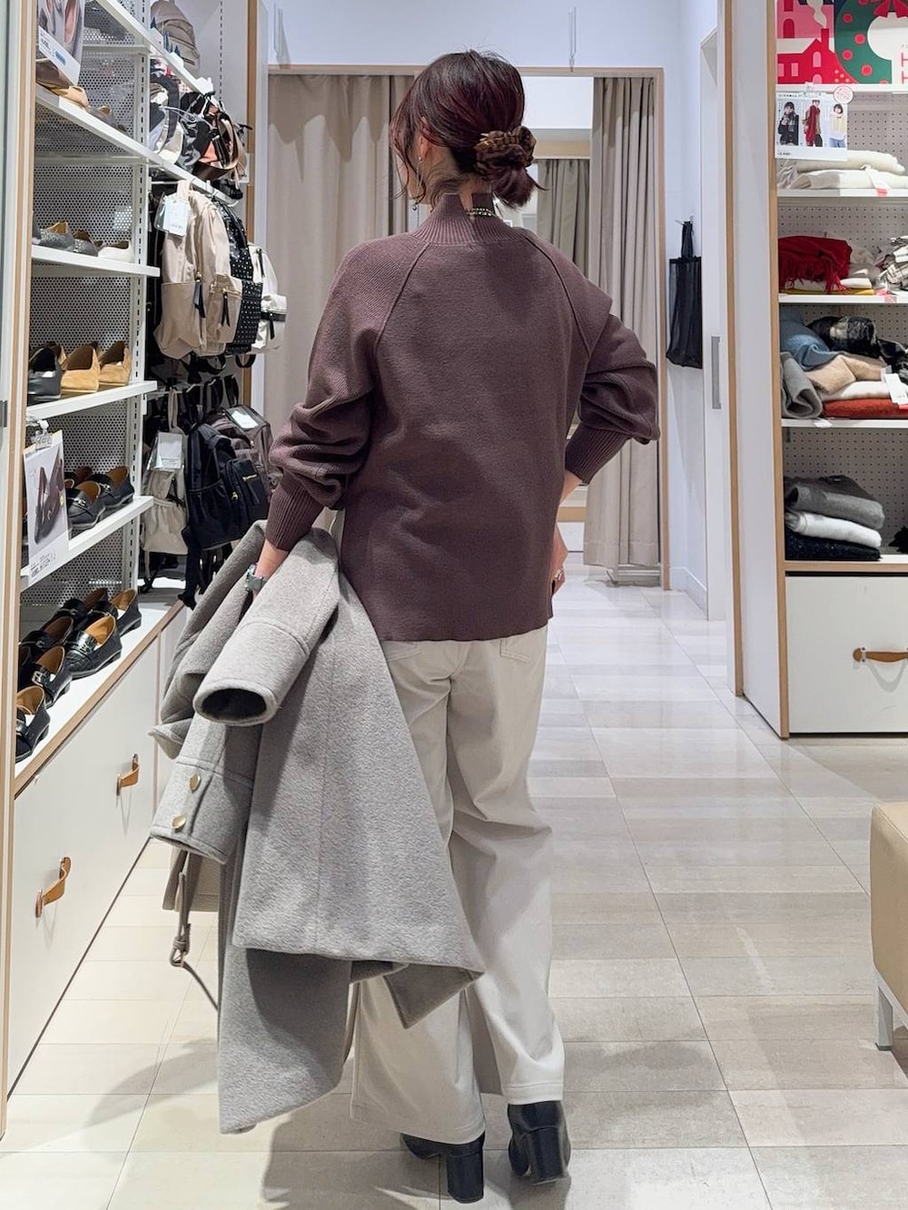 ベージュ系のチェスターコート、グレー系のその他パンツ、ベージュ系のトートバッグを着用したレディースの冬コーディネートの8枚目の写真