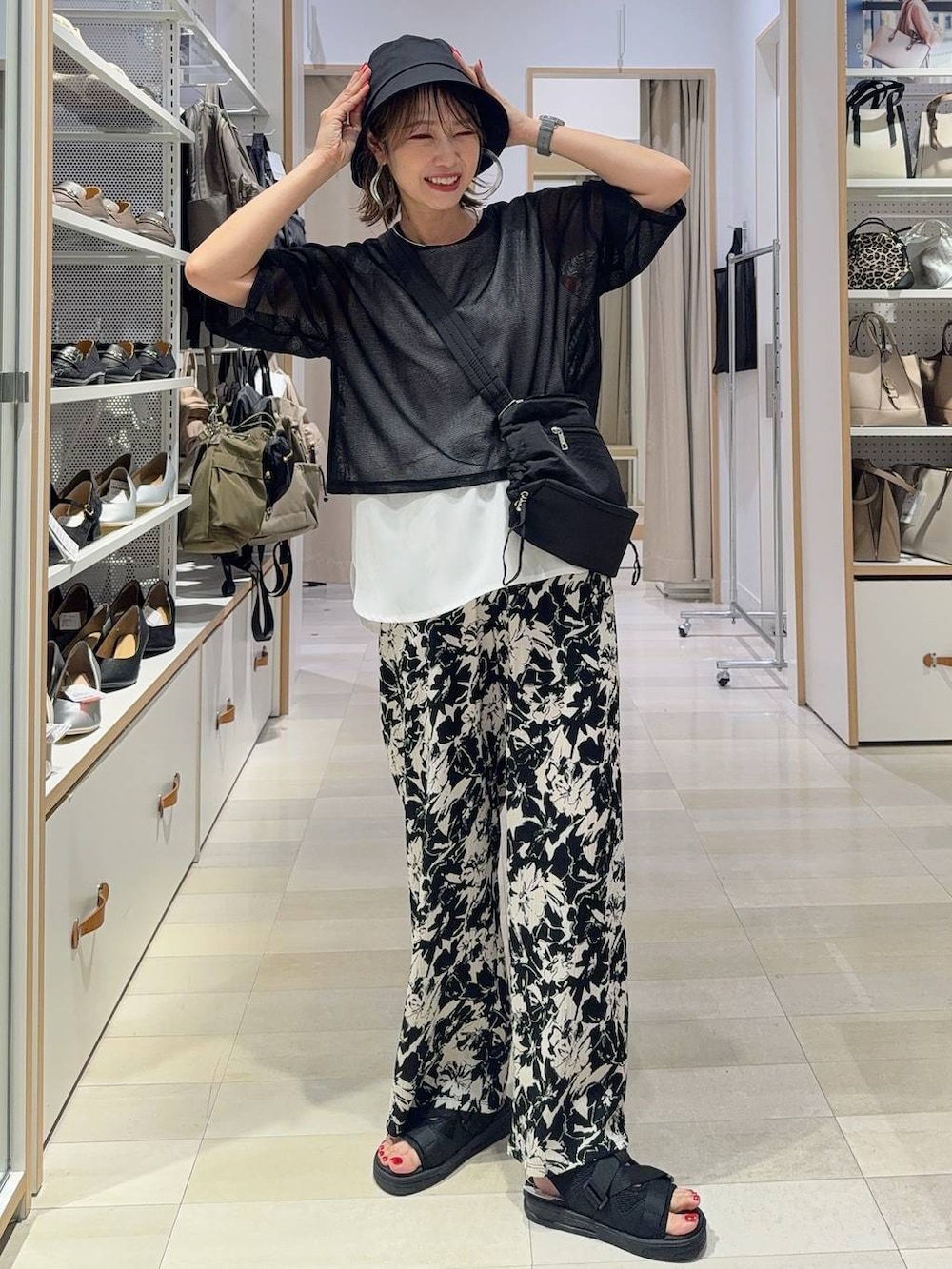 ブルー系のサロペット/オーバーオール、ピンク系のシャツ/ブラウス、ブラック系のショルダーバッグを着用したレディースの春コーディネートの5枚目の写真