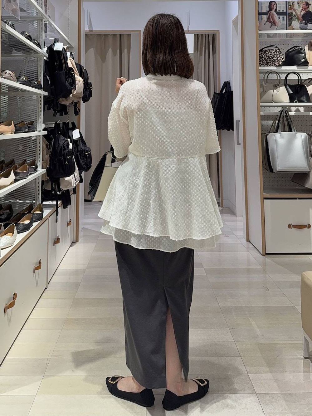 ホワイト系のショルダーバッグ、ブラック系のパンプス、ホワイト系のキャミソールを着用したレディースの夏コーディネートの6枚目の写真