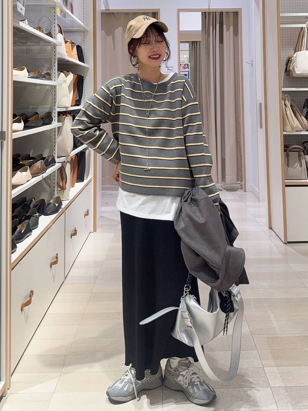 ホワイト系のTシャツ/カットソー、グレー系のニット/セーター、グレー系のテーラードジャケットを着用したレディースの冬コーディネートの2枚目の写真