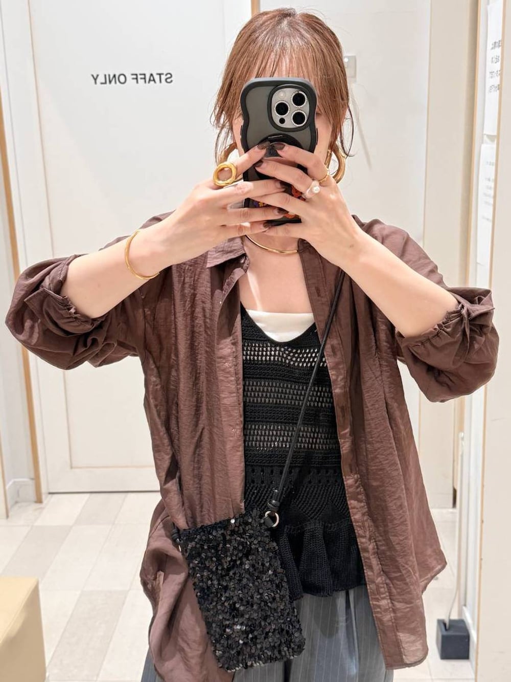 ホワイト系のキャミソール、グレー系のその他パンツ、ブラウン系のシャツ/ブラウスを着用したレディースの夏コーディネートの2枚目の写真
