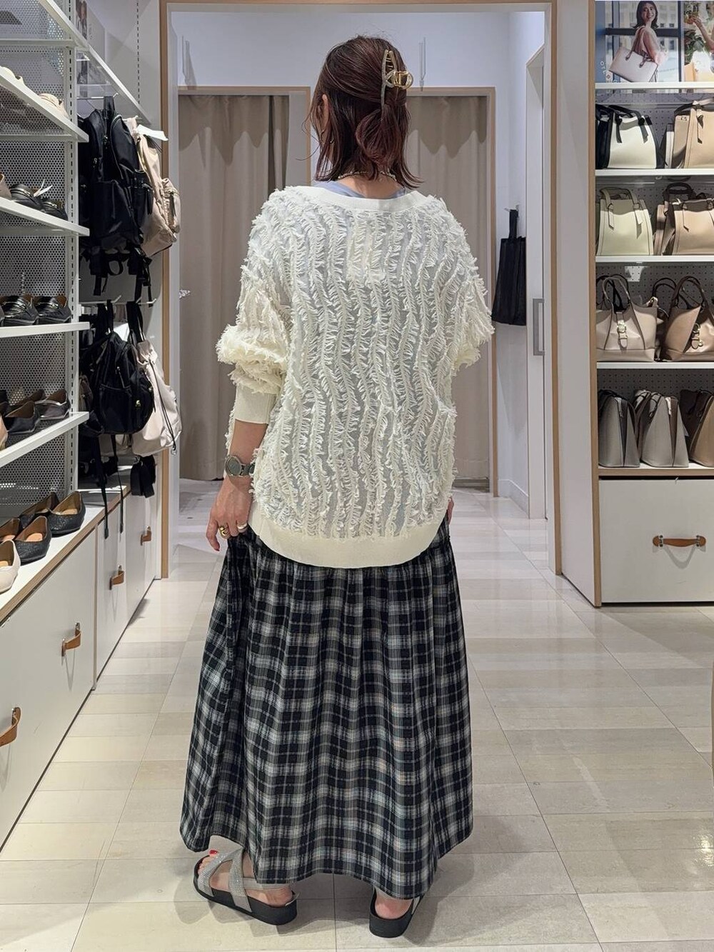 パープル系のTシャツ/カットソー、シルバー系のショルダーバッグ、グレー系のサンダルを着用したレディースの夏コーディネートの5枚目の写真