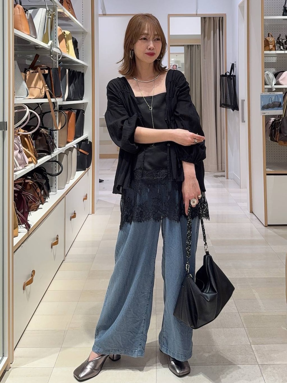 その他のパンプス、ホワイト系のキャミソール、ブラック系のカーディガン/ボレロを着用したレディースの春コーディネートの2枚目の写真