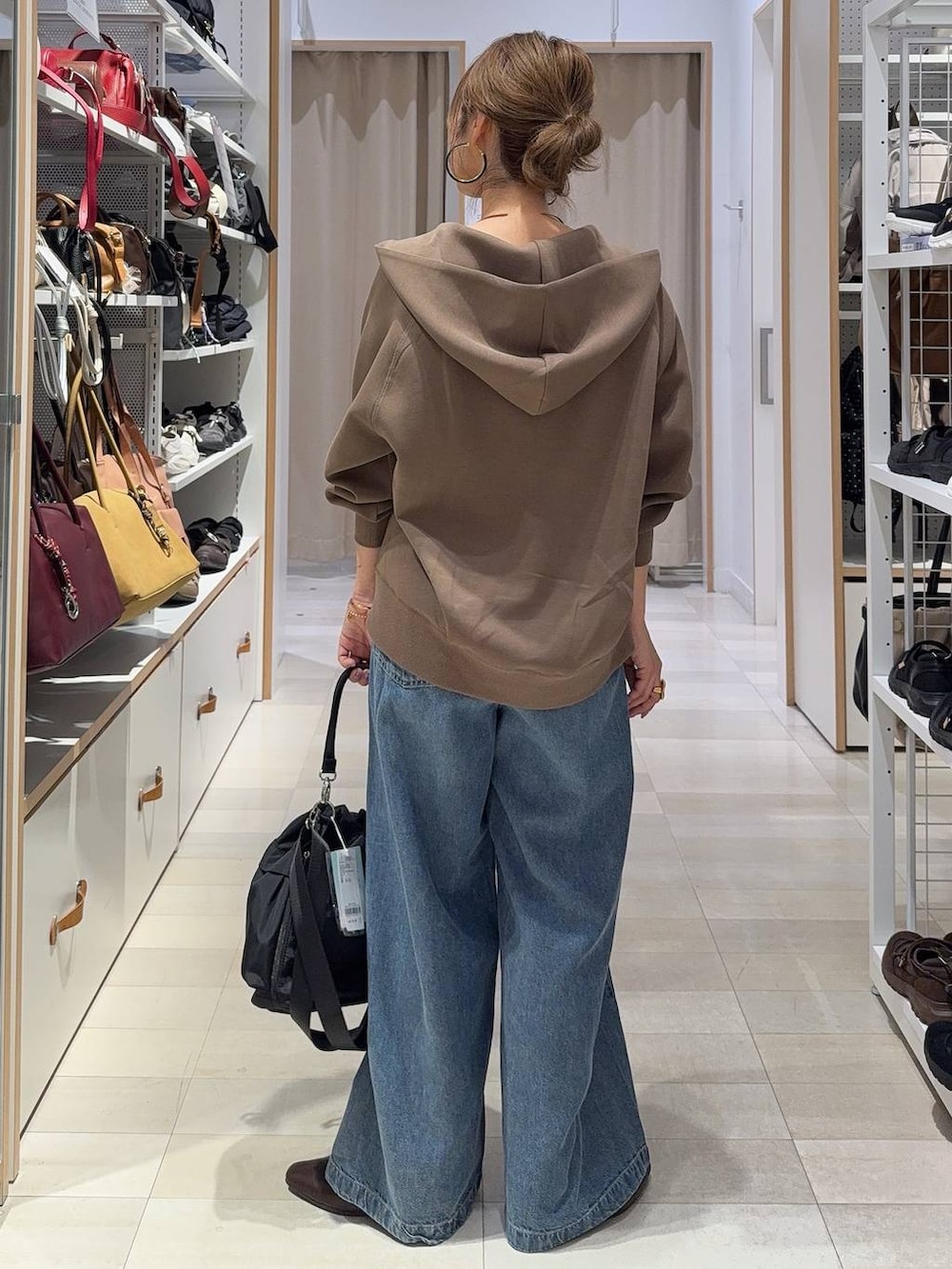 ブラウン系のパンプス、ブラウン系のパーカー、ブラック系のTシャツ/カットソーを着用したレディースの秋コーディネートの9枚目の写真