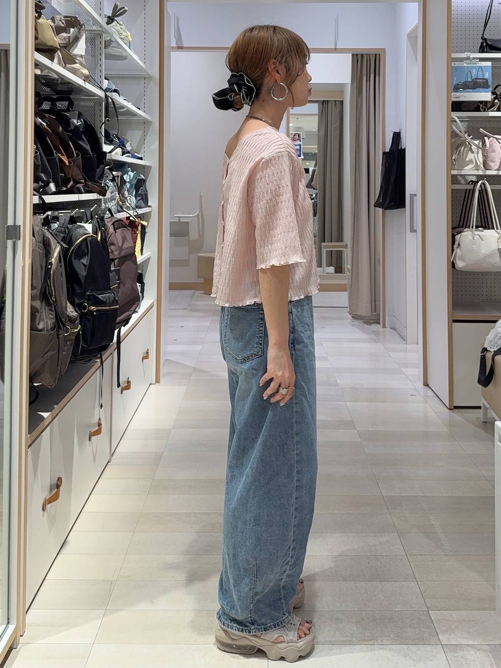 ブルー系のデニムパンツ、ホワイト系のその他トップス、シルバー系のネックレスを着用したレディースの春コーディネートの8枚目の写真