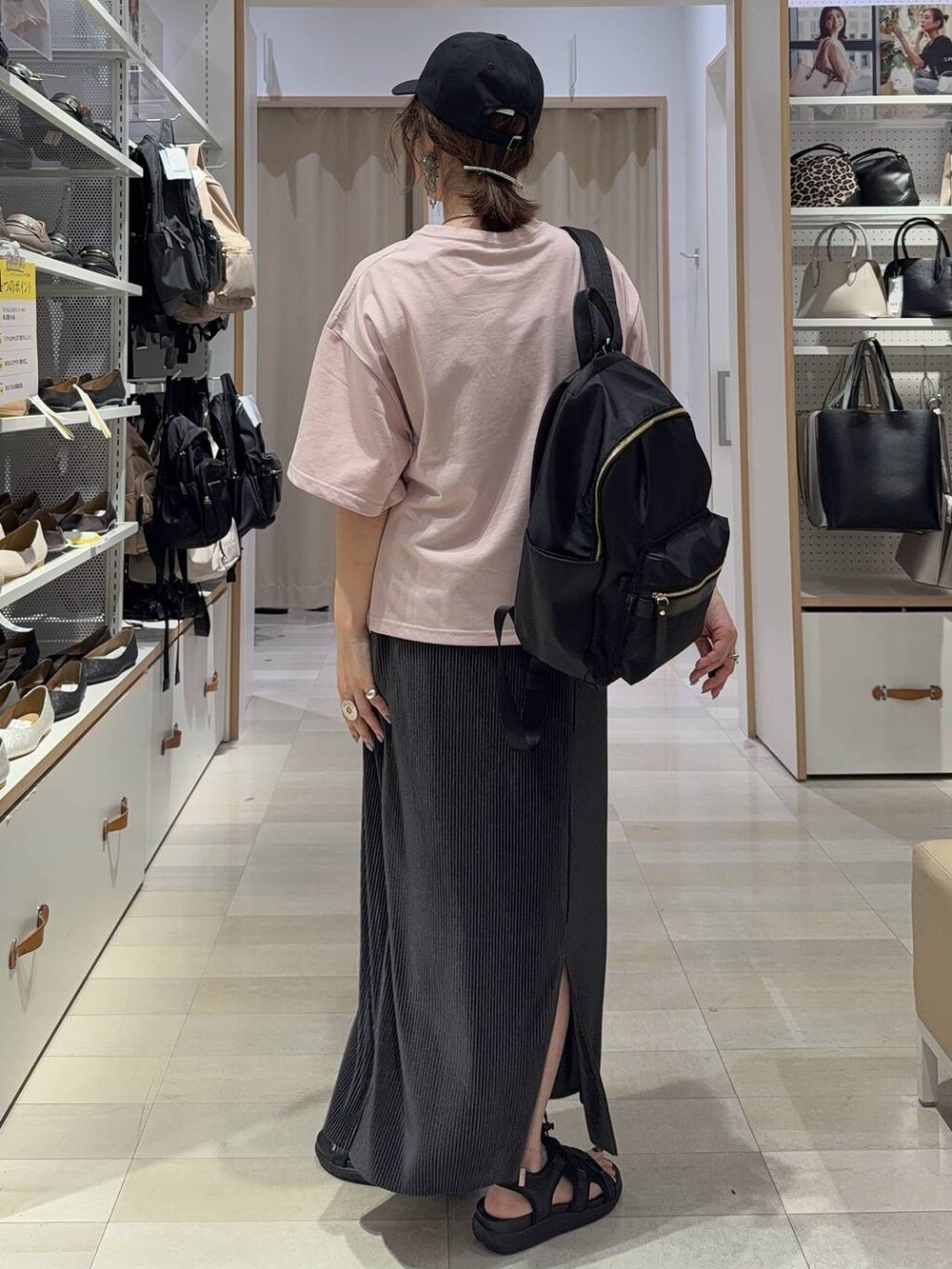 ブラック系のキャミソール、ブラック系のその他パンツ、ブラック系のサンダルを着用したレディースの夏コーディネートの7枚目の写真