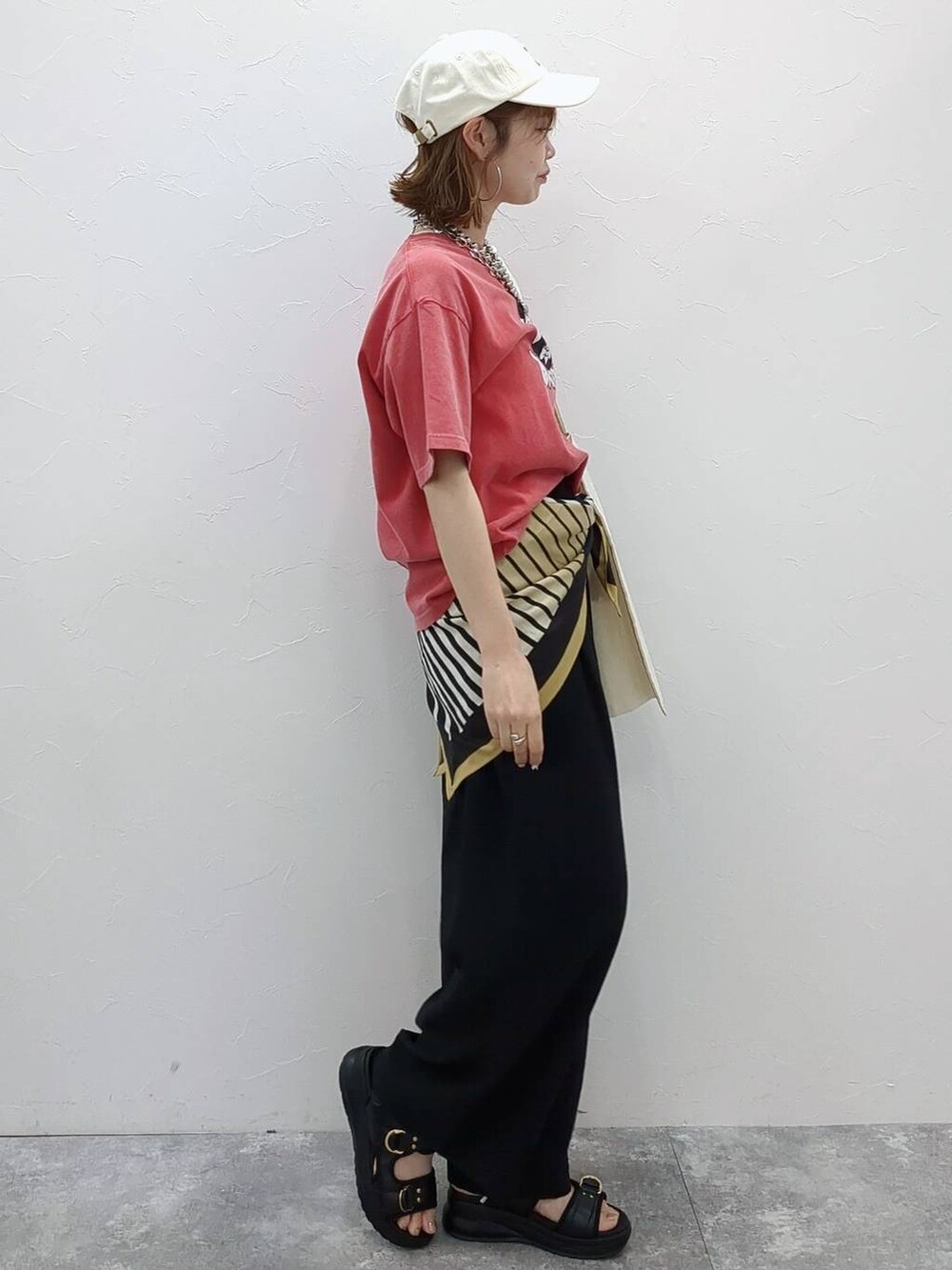 レッド系のTシャツ/カットソー、ホワイト系のトートバッグ、ホワイト系のキャップを着用したレディースの春コーディネートの2枚目の写真